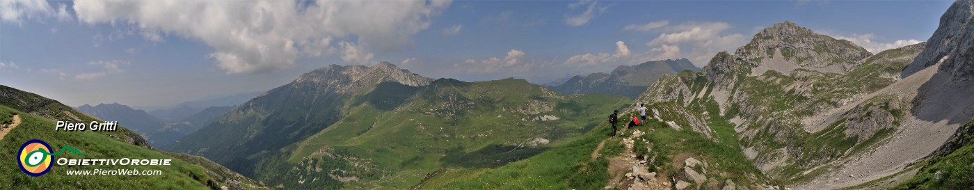 27 Dal Passo di Gabbia (2050 m) Menna (2300 m) a sx, Mandrone e Corna Piana (2302 m) a dx.jpg